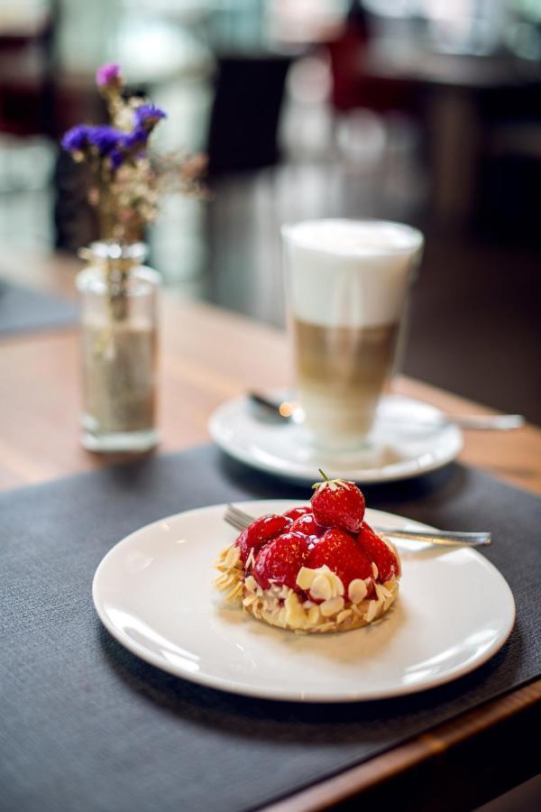 ホテル Faehrhaus Koblenz エクステリア 写真 A latte with a strawberry tart