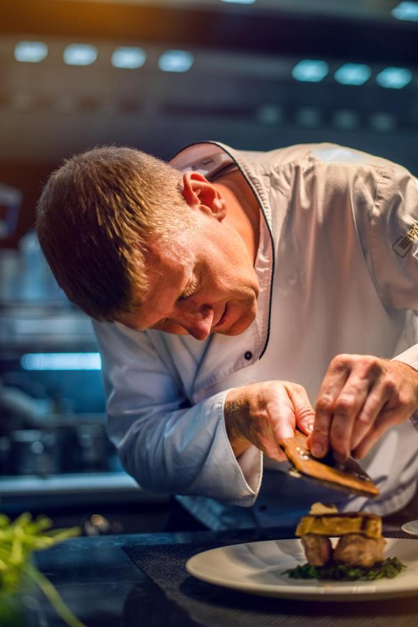 ホテル Faehrhaus Koblenz エクステリア 写真 Chef preparing a dish